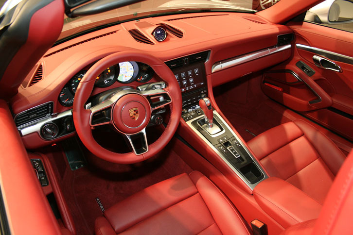 「ポルシェ911カレラSカブリオレ」（タイプ991 II）のインテリア。
