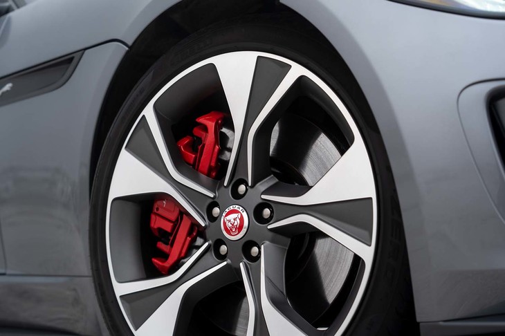 「P300ファーストエディション クーペ」の20インチホイール。タービン型の特徴的なデザインが目を引く。