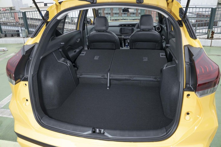 40：60分割の後席背もたれをすべて倒したところ。荷室の床面が低いのでフラットにはならないものの、とにかく広い。