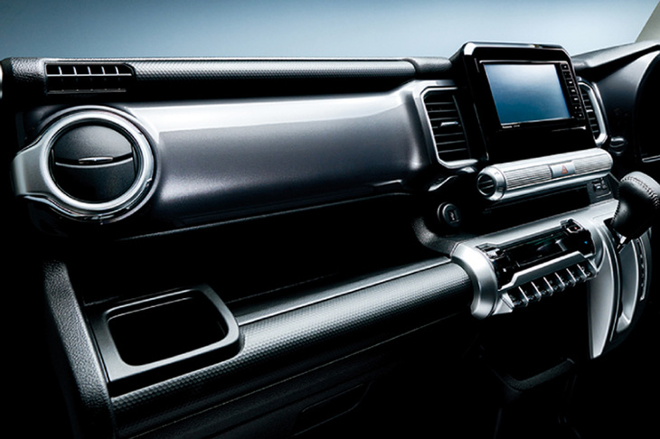 「ブラックインテリアパッケージ」に含まれるダークグレーパール色のインストゥルメントパネル。「ハイブリッドMZ」にメーカーオプションとして設定された。