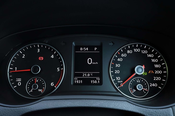 左右の機械式メーターの中央にインフォメーションディスプレイを配置。5000rpmからレッドゾーンとなるエンジン回転計（左）が、ディーゼルエンジン搭載車であることを知らしめる。