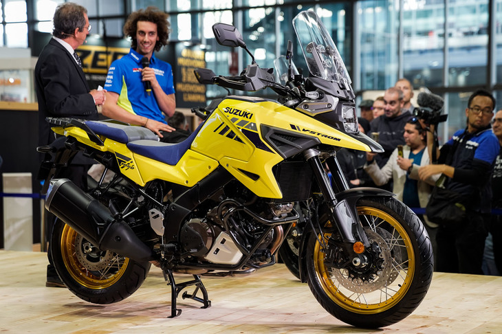 スズキはアドベンチャーモデルの「Vストローム」をアップデート。「Vストローム1050」およびそのスポーツバージョンの「Vストローム1050XT」を発表した。エンジンや車体は前モデルのものを踏襲し、各部をアップデートするにとどめているが、外装類は一新。1980年代後半から1990年代にかけパリ-ダカールラリーに参戦したスズキのマシン「DR750」をほうふつとさせるデザインを復活させた。1050XTにはスポークホイールや6軸IMUと連動した電子制御デバイスが装備されている