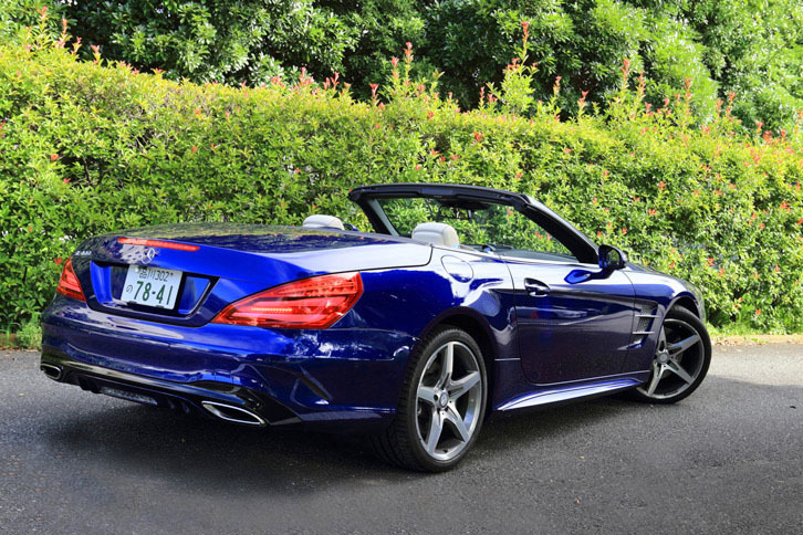 試乗車のボディーカラーはブリリアントブルー。