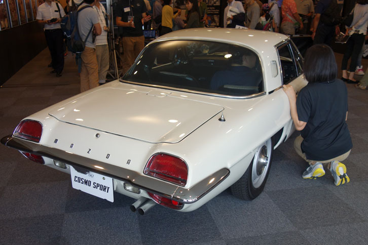 【コスモスポーツレストア車展示】こちらはバックショット。メタルバンパーもピカピカに仕上げられている。