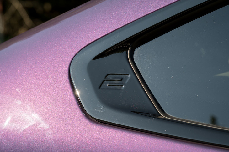 ウィンドウエリアの後端、ホフマイスターキンクと呼ばれる部分には「2」のロゴが刻まれる。