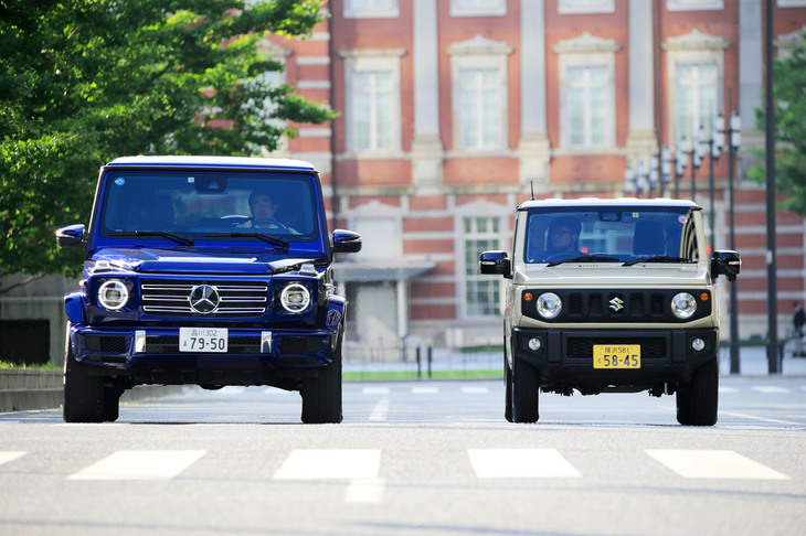 早朝の東京駅に集合した「メルセデス・ベンツGクラス」（左）と「スズキ・ジムニー」（右）。ボディー・オン・フレーム構造のボディーに副変速機付き4WDを搭載した、今や貴重なホンモノの“クロカン”である。