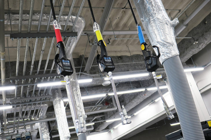 板橋本店では1階にオイルのタンクが設けられており、サービス工場の天井に吊り下げられたノズルにより、設定した量だけ簡単にオイルを充てんできる。