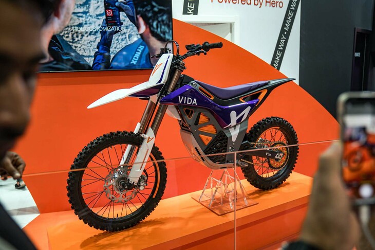 インドの二輪最大手であるHero（ヒーロー）Moto Corp。すでに電動スクーターを市場投入し、高い評価を受けている。そのヒーローは、自社電動バイクブランドのVIDA名義でコンセプトモデル「Lynx（リンクス）」を発表した。オフロードコンペティション仕様のコンセプトモデルは、容量3kWhのバッテリーと出力15kWのモーターを装備。約1時間の走行が可能だと発表されている。車重はわずか82kgだ。