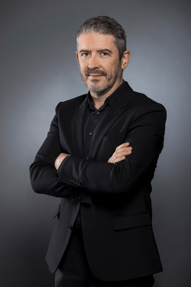 カーデザイナーのジル・ヴィダル氏。長年にわたりプジョーやシトロエンのデザインを統括した後、2020年にルノーに移籍。ルノーをプジョーっぽいデザインにすると、今度は2025年にステランティスに戻っていった。後任は、フォルクスワーゲンやプジョー／シトロエン、メルセデス・ベンツを渡り歩いてきた、アレクサンドル・マルヴァル氏だ。