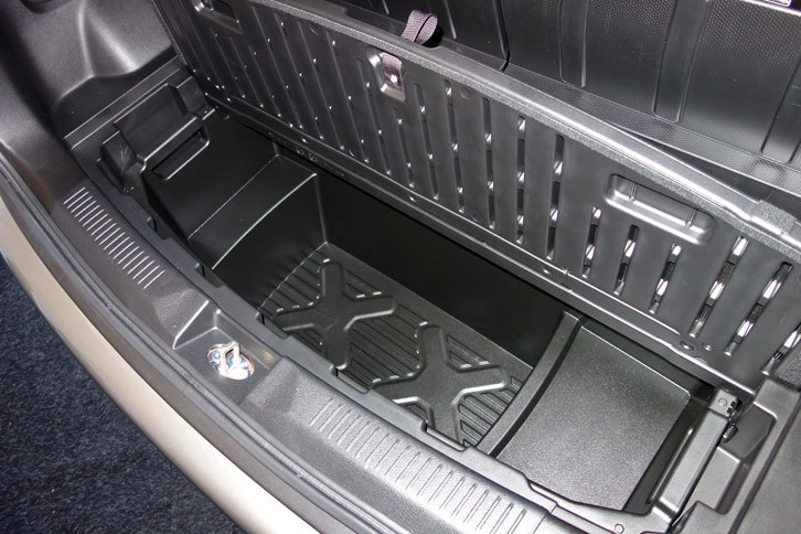 スズキ・クロスビー ハイブリッドMZ（ラゲッジルーム）