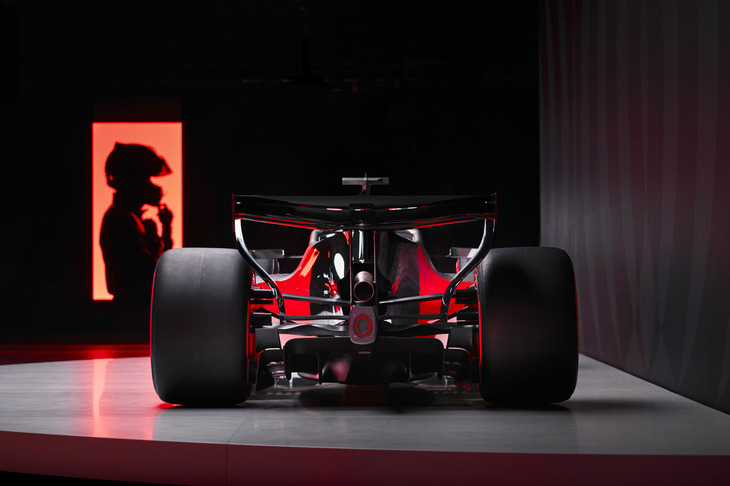 「アウディR26コンセプト」のリアビュー。フロントやサイドからの印象とは異なり、後方からは「アウディレッド」が最も目に留まる。