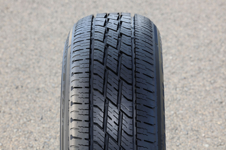 「オープンカントリーH/T II」のトレッドパターン。タフでラギッド感あふれるデザインは、SUVテイストを盛り込んだ軽自動車のクロスオーバー系モデルに似合いそうだ。