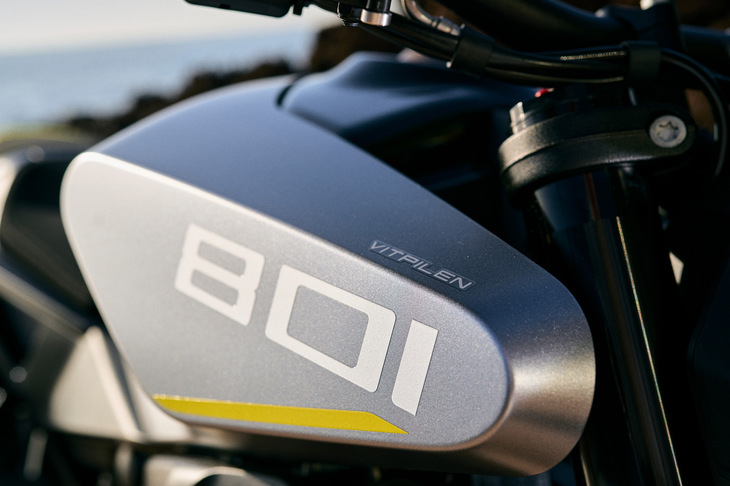 ラインナップ内での立ち位置としては「ヴィットピレン701」の後継にあたるが、そちらが排気量693ccの単気筒エンジンだったのに対し、新型車は同799ccの2気筒エンジンを搭載。車名も新たに「ヴィットピレン801」となった。