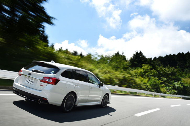 専用チューンの足まわりは、「レヴォーグSTI Sport」の大きなセリングポイント。スバルとビルシュタインが共同開発したフロントストラットやリアダンパーなどが装着される。