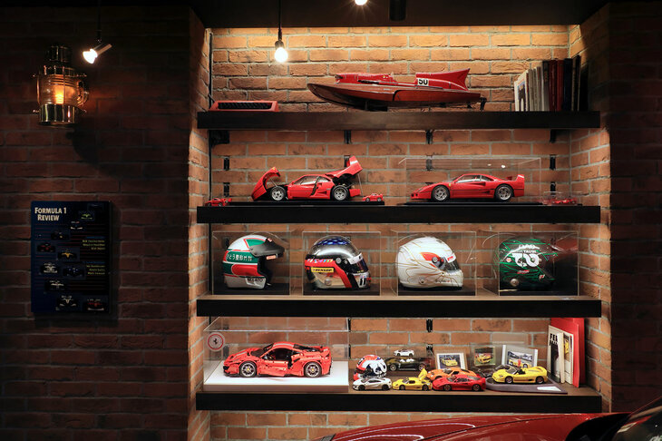 棚には1/8スケールのミニカーやミニチュアのボートなどのお宝がぎっしり。