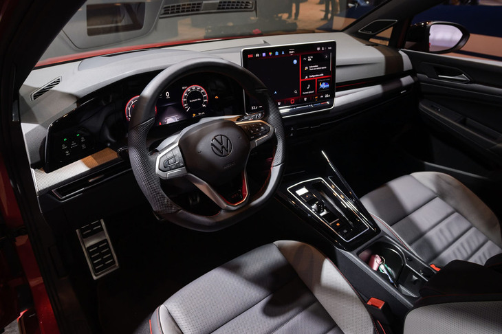 改良型「ゴルフ」のインテリア。ドライバー側に向けて角度がつけられた12.9インチサイズの大型タッチディスプレイが目を引く。ディスプレイ下部には、エアコン温度設定や音量設定用のバックライト付きタッチスライダーバーが配置される。