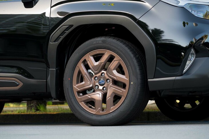 外装もグレードによって各部が異なり、「スポーツ／スポーツEX」では黒一色のフロントグリルやブロンズのアクセントが特徴となる。ホイールや「SYMMETRICAL AWD」のオーナメントもブロンズだ。