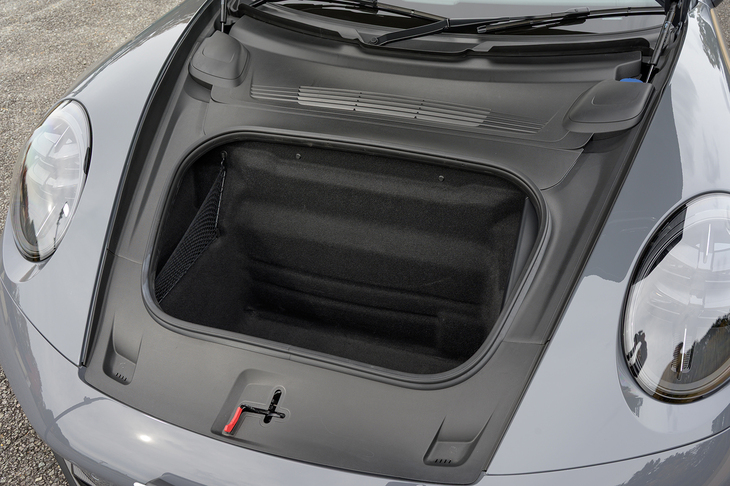 ボンネット下の荷室容量は135リッター。床下には駆動用リチウムイオンバッテリーが搭載されている。