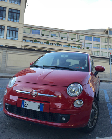 トリノのリンゴット地区にあるフィアット旧本社前にたたずんでいた「フィアット500」。