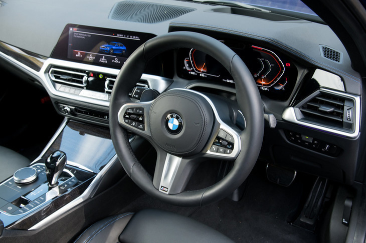 これまでになく強く運転操作に介入するようになったステアリングアシスト機構。オン／オフはセンターディスプレイの車両設定メニューから行う。