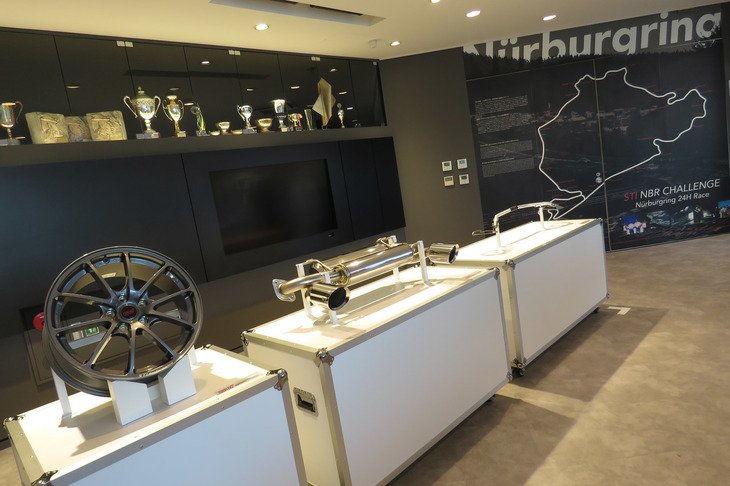 STIが手がける各用品の展示スペース。ご存じの通り、STIの現在の事業は、モータースポーツへの参戦とコンプリートカーの開発、用品開発の3本の柱からなっている。