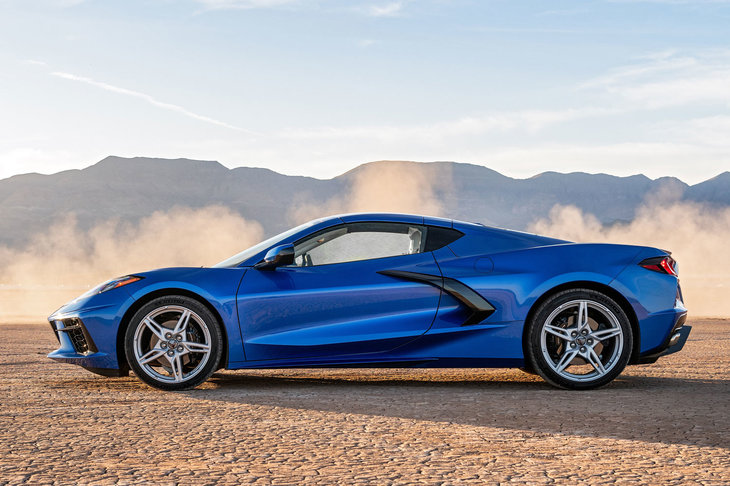 車体中央部へのマスの集中による運動性能の向上に加え、40：60というリア寄りの前後重量配分により「C8」はトラクション性能も大幅に向上した。