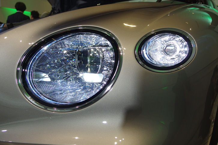 新型「コンチネンタルGT」のLED式ヘッドランプ。ダイヤモンドのような輝きが得られるよう、内側にはシャープなエッジが設けられている。
