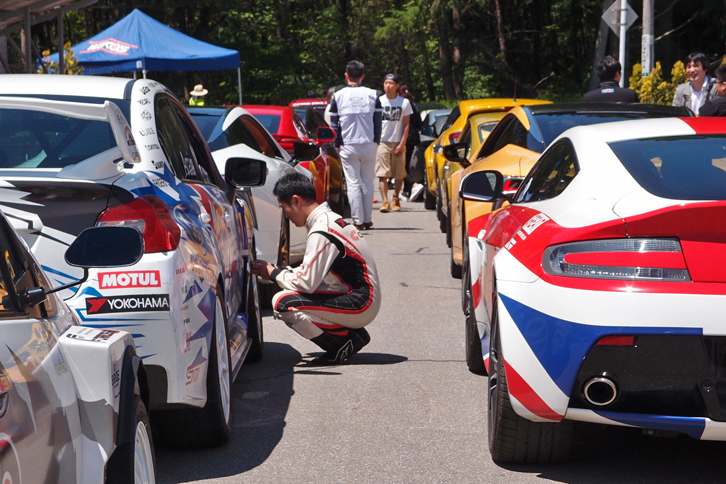 出走前のパドック。入念にマシンをチェックしたり、クルマ好き同士で談笑したり。スタート前の過ごし方は、ひとそれぞれ。