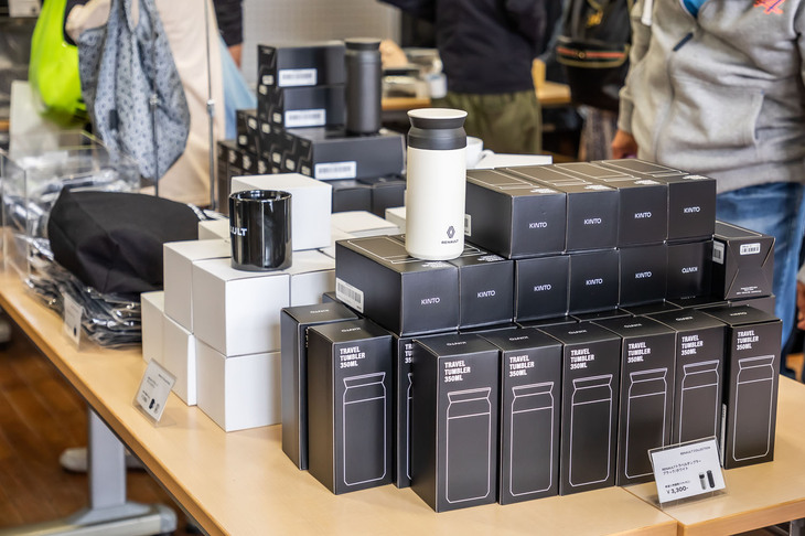 ルノーのオフィシャルグッズ販売コーナー。愛車でのドライブ中に活躍するものや、日常でも使いたくなるようなアイテムまで、そのラインナップは豊富だった。