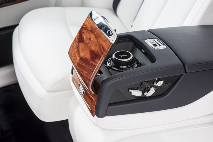 アームレストの前端にはインフォテインメントシステムなどを操作するロータリーコントローラーが隠されている。その側面にあるのはシートの調整スイッチ。