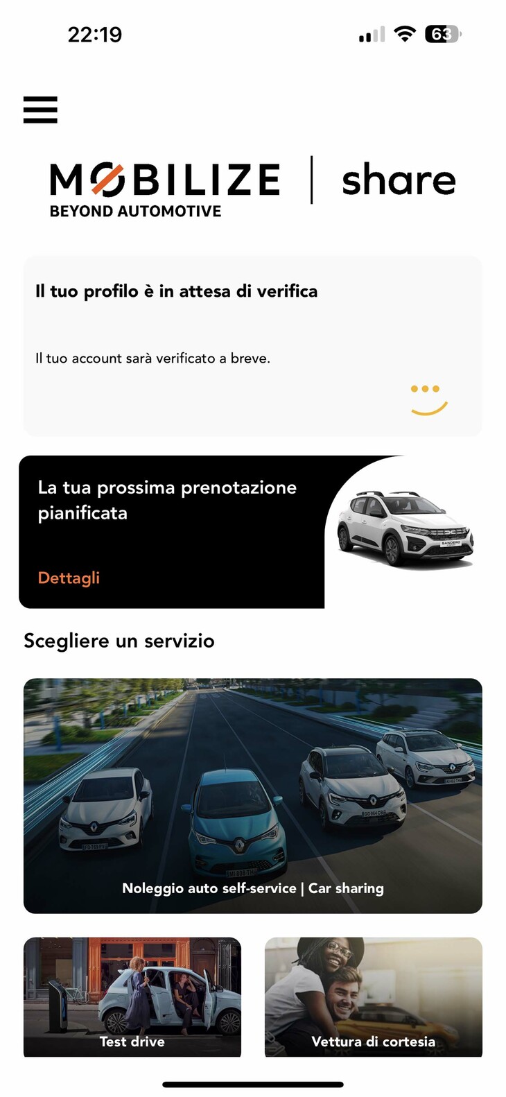 「モビライズ」のスマートフォンアプリ。入庫1週間前、表示された車種は「ダチア・サンデロ」だった。