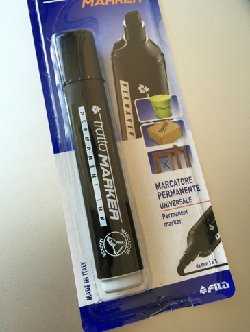 こちらは上と同じトラットの油性ペン。