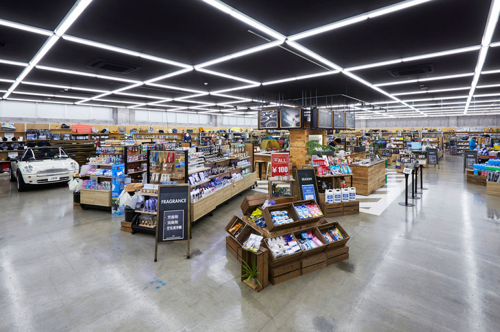 2階はドライブレコーダーをはじめ、フレグランスや、さまざまな用品を並べているが、棚をあえて低くして視界をよくして密室感を払拭（ふっしょく）するとともに、ゴムや化学製品の匂いもシャットアウトし、キャンプ用品を飾るなど女性でも楽しめるような作りにしている。