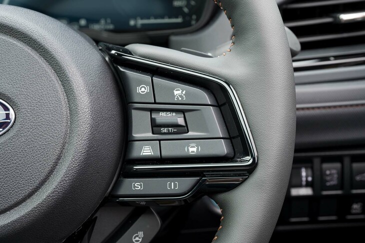 グレード名に「EX」とつく仕様には、渋滞時のハンズオフ走行機能やレーンチェンジアシスト機能などからなる、先進運転支援システム「アイサイトX」が採用される。