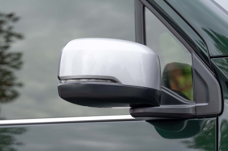 ドアミラーはシルバーでコーディネートされる。