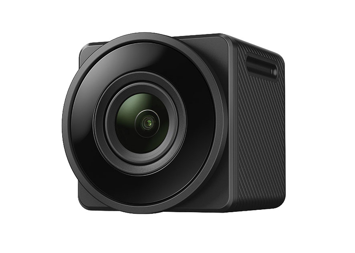 最も大穴的な存在がVREC-DH200。モニターを持たず画角も多少は狭まるけれども3辺各3cm強のコンパクトサイズで、最大約15分録画可能なバッテリー内蔵にもかかわらず70gの軽量さはクルマ好きには見逃せない。想定価格も断然安い1万5000円前後。記録さえできればいいという人向きだが、その場で記録映像を見たければスマホ連携で可。