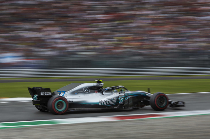 金曜、土曜とハミルトンの陰に隠れがちだったメルセデスのバルテリ・ボッタス（写真）。予選では前車のスリップストリームを使えず、チームメイトから0.35秒遅れて4番手となるも、レースではハミルトンの頼もしいサポート役となった。第1スティントを伸ばし、その間ライコネンの前で走り続けたことで、2位ハミルトンとライコネンのギャップを縮めることに成功。大役を果たした後も、レッドブルのマックス・フェルスタッペンと激しい3位争いを繰り広げた。両車は接触するも、その後フェルスタッペンに5秒加算のペナルティーが下され、結果3位表彰台。（Photo=Mercedes）