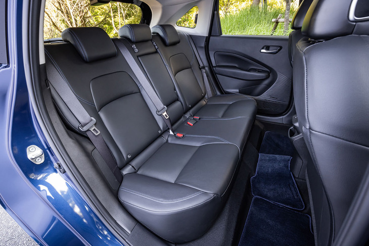 フロントシートと同じくリアシートも「AUTECH」専用となるブラックレザーで仕立てられる。シートバックには60：40の分割可倒機構が組み込まれている。