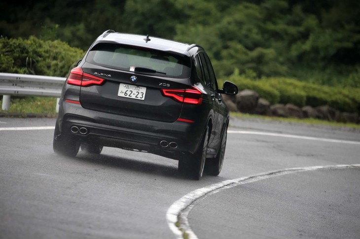 足まわりには電子制御式ショックアブソーバーを組み込んだスポーツサスペンションを採用。ハンドリングのよさと優れたダイナミクスが追求されている。