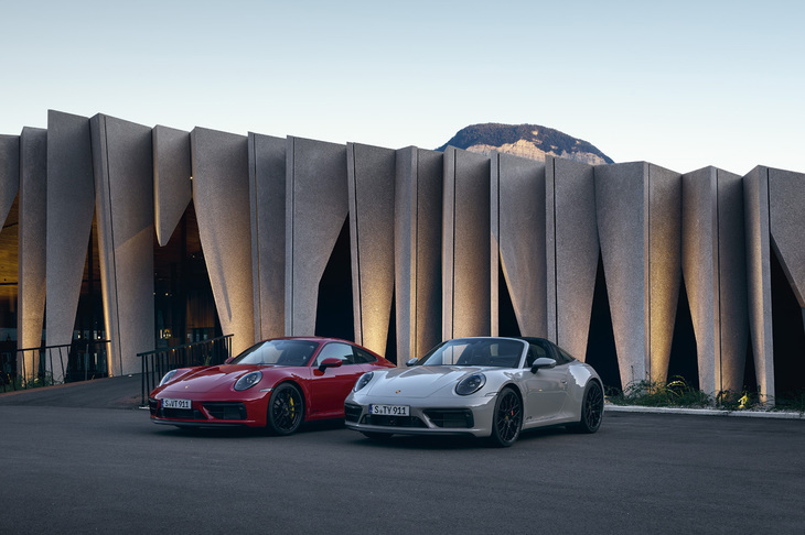 「911カレラGTS」（左）と「911タルガ4 GTS」（右）。