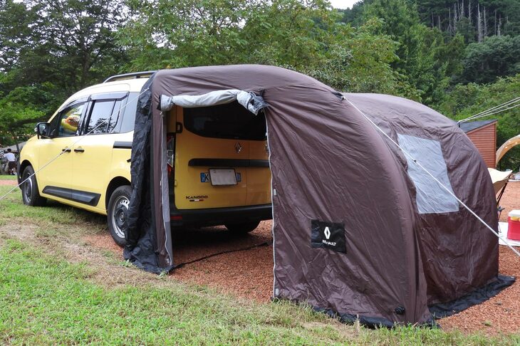 これもルノー純正用品の「カーサイドエアフレームタープ」。とてもキレイな新型だし、これもインポーターの展示車かと思ったら……。