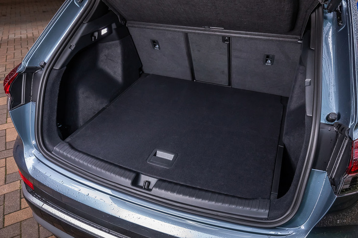 後席使用時の荷室容量は520リッターで、後席背もたれを前方に倒せば最大1490リッターに拡大できる。荷室床面は、2段階の高さ調整が行える。