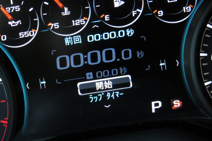 “走り”のクルマらしく、メーターまわりはギミック満載。表示デザインが変えられることはもちろん、Gセンサーやラップタイマーなどの機能も用意されている。