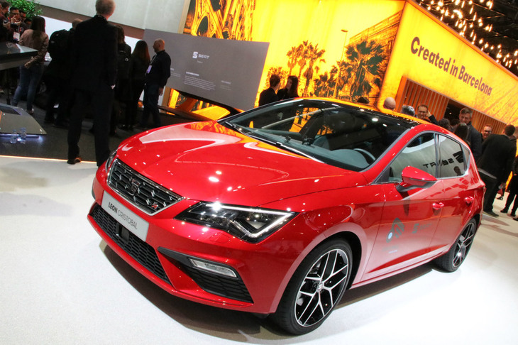 フォルクスワーゲン グループのスペインブランド、セアトのコーナーで。アマゾンのAIアシスタント「アレクサ」を搭載し、15のセーフティーアシスタントを装備したコンセプトカー「セアト・レオン クリストバル」。なおセアトは、4年前に自動車メーカーとして初めてMWCに出展した。