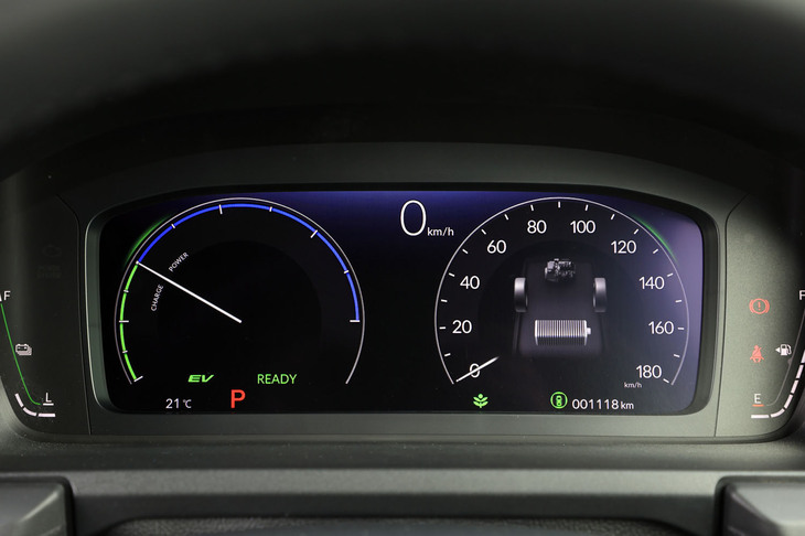 メーターは「シビック」などでおなじみの10.2インチのフル液晶タイプ。グレードやパワートレインの種類によらず、全車共通でこれが装備される。