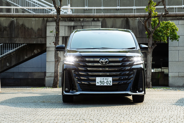 もともとは「アルファード」のエアロバージョンとして開発が進められていた新型「ヴェルファイア」。