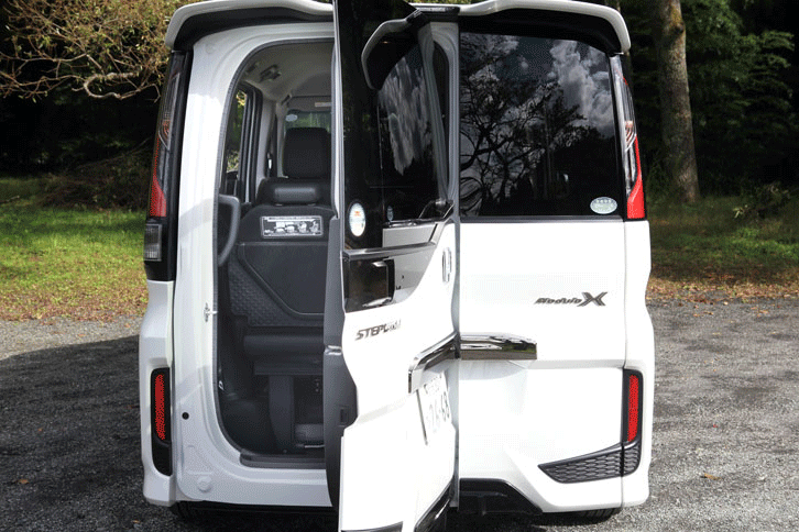 用途にあわせてタテ・ヨコ2方向に開閉可能な「わくわくゲート」を備える荷室。3列目シートをたたみ2列目を前にスライドさせることで、収納スペースを拡大できる。（写真をクリックするとシートアレンジが見られます）