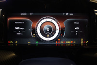 メーターパネルには10.25インチのTFT液晶を採用。オーソドックスな2眼デザインのメーター表示も選択できる。