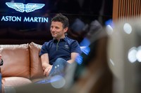 レーサーにはドライビングスキルとともに、高度なコミュニケーション能力も求められるというが、ダレン・ターナー選手はインタビュアーの質問に時折ジョークを交えながら丁寧に答え、その片りんをうかがわせた。