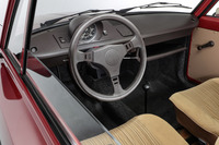 「EA266」のインテリア。インストゥルメントパネルは、ドライバーの眼前にスピードメーターだけが置かれるシンプルなデザインだ。